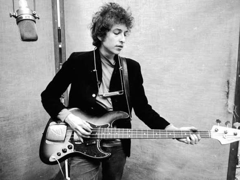 Bob Dylan contém multidões